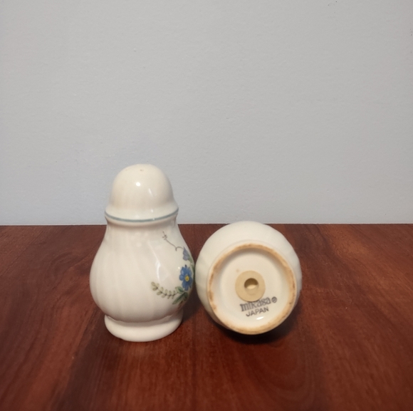 Mikasa Antique Green Victoria - Floral Salt and Pepper Shakers - Japan - Picture 4 of 5